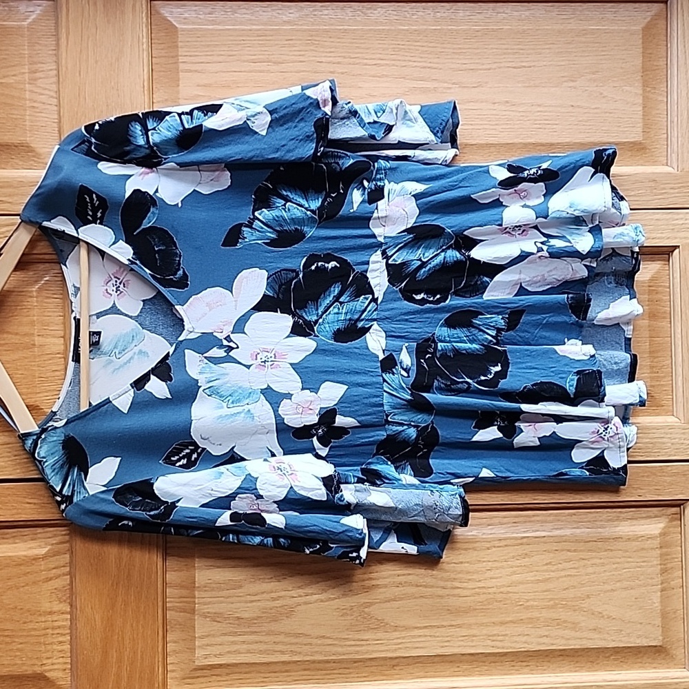 Le Chateau blouse fits Medium